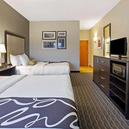 La Quinta Inn & Suites By Wyndham Detroit Metro Airport Romulus Exterior photo