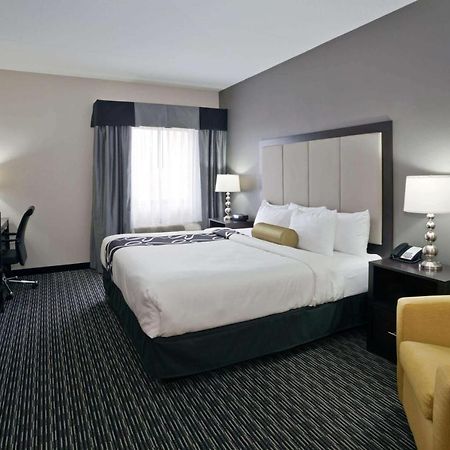 La Quinta Inn & Suites By Wyndham Detroit Metro Airport Romulus Exterior photo