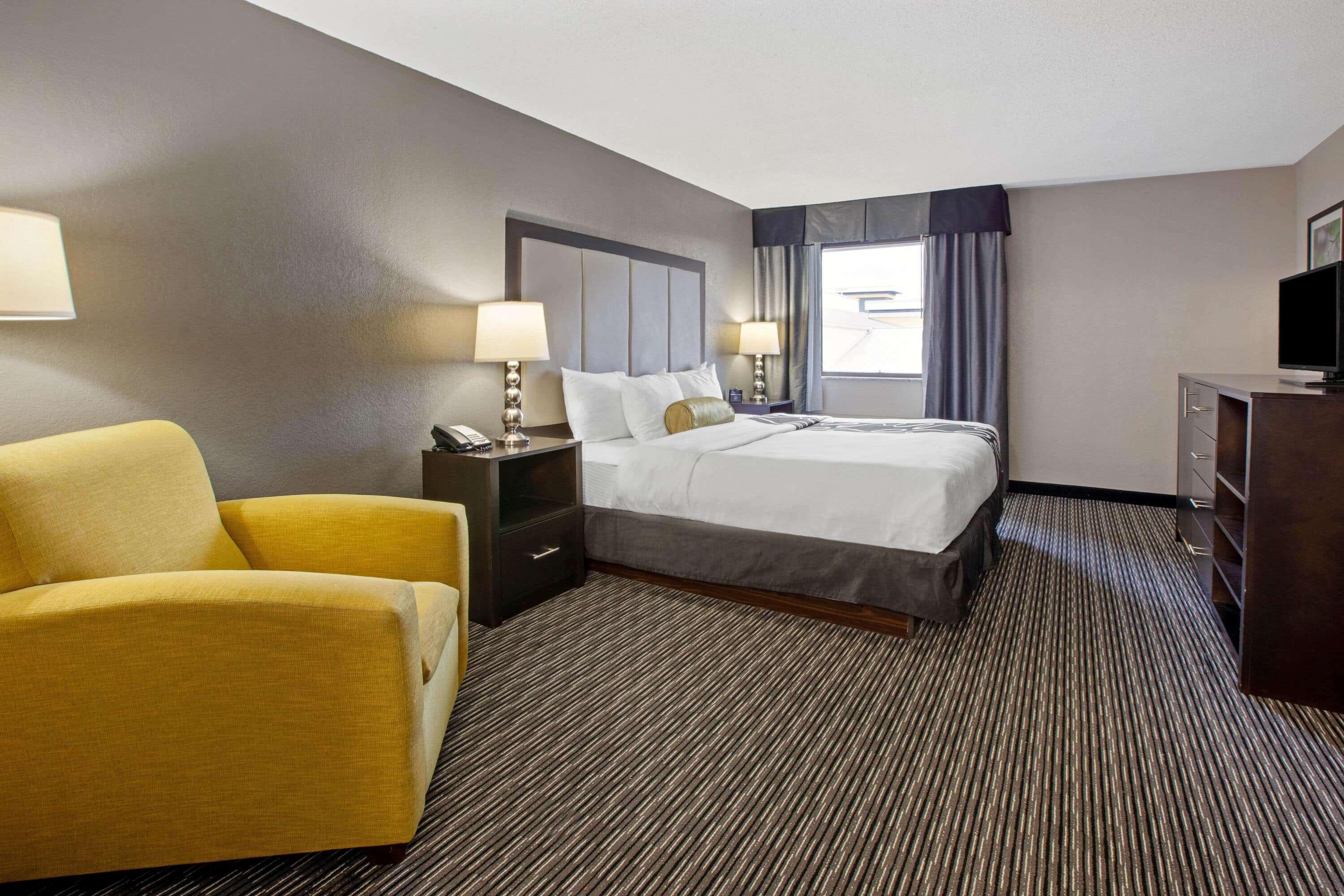 La Quinta Inn & Suites By Wyndham Detroit Metro Airport Romulus Exterior photo