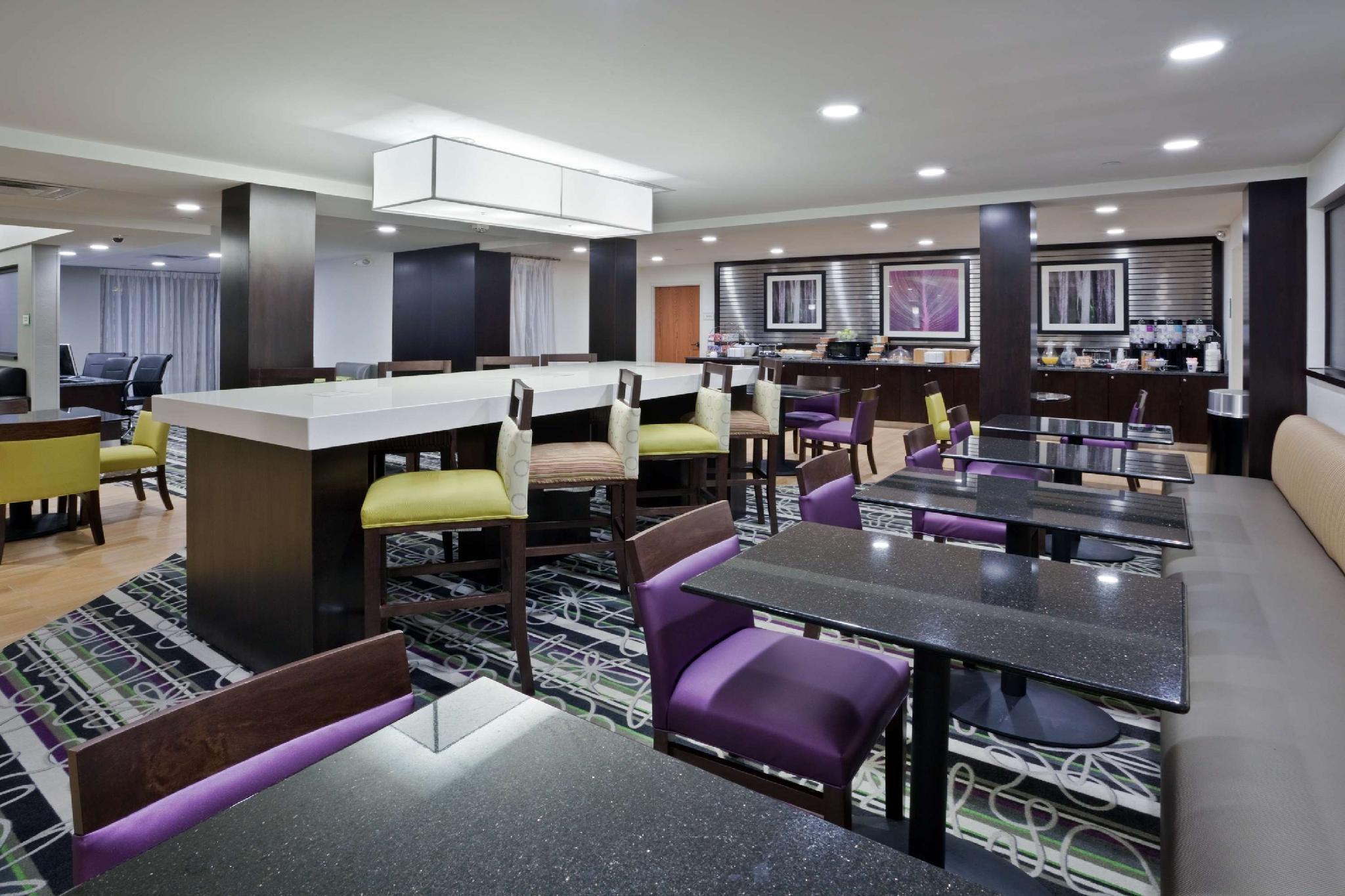 La Quinta Inn & Suites By Wyndham Detroit Metro Airport Romulus Exterior photo