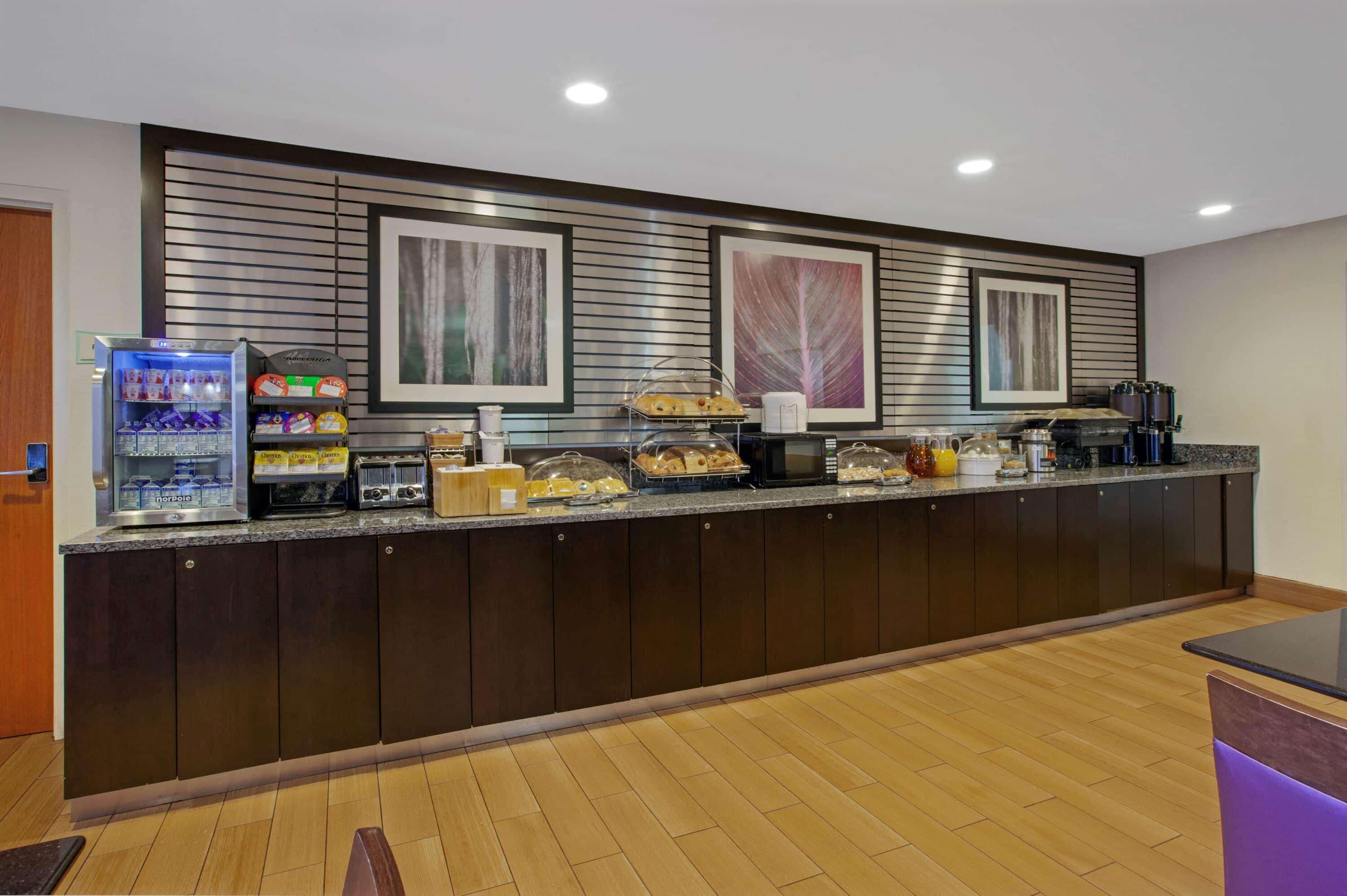 La Quinta Inn & Suites By Wyndham Detroit Metro Airport Romulus Exterior photo