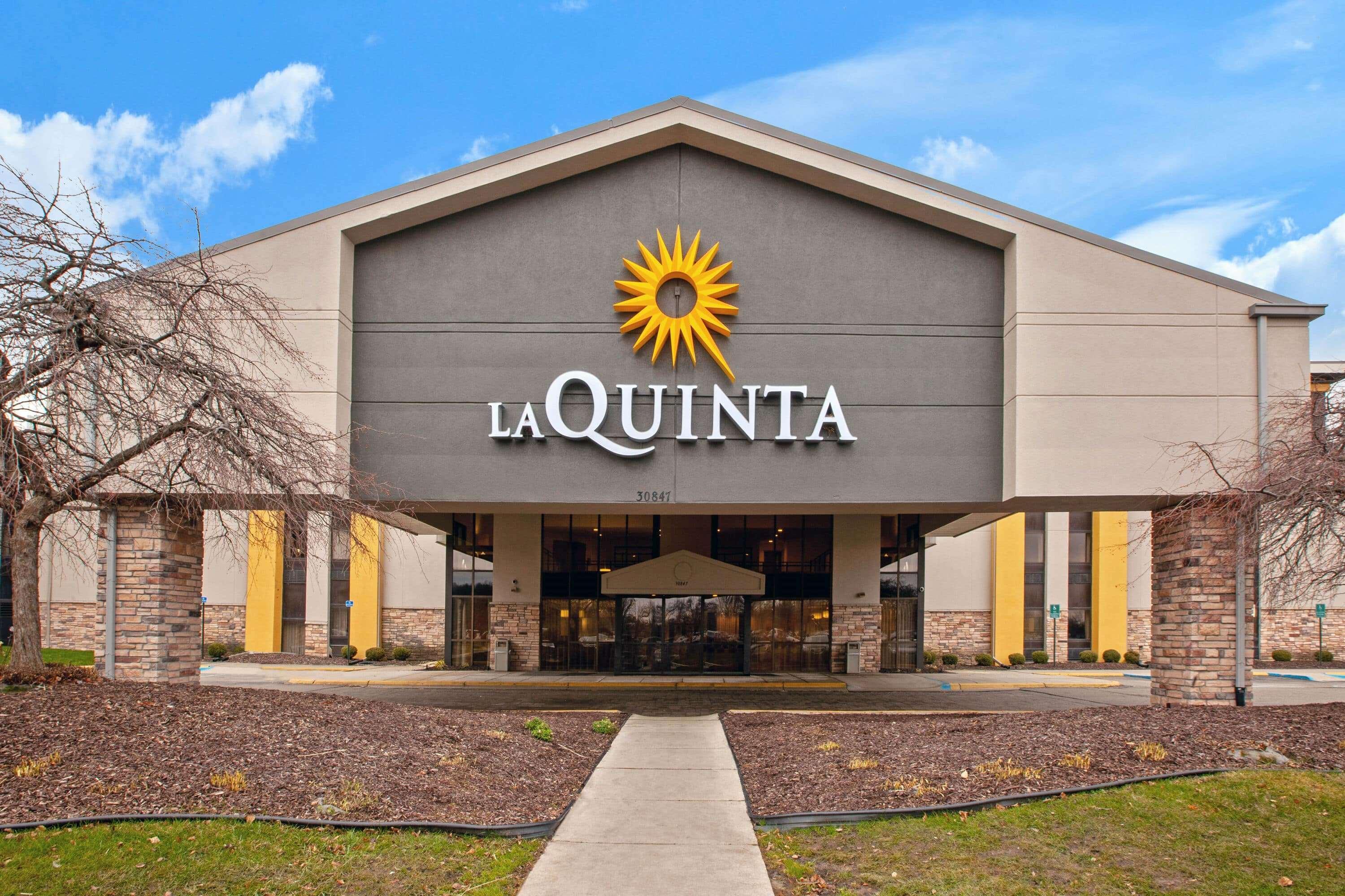 La Quinta Inn & Suites By Wyndham Detroit Metro Airport Romulus Exterior photo
