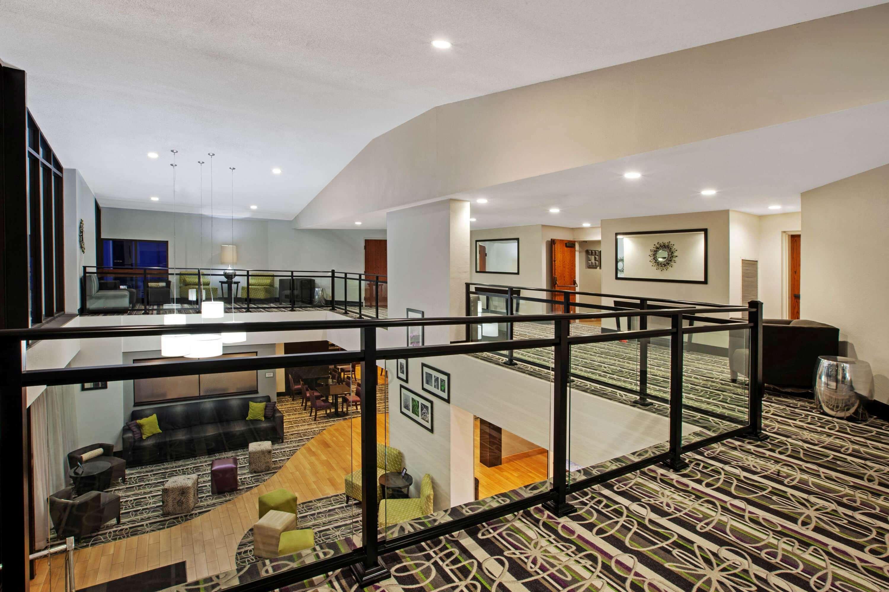 La Quinta Inn & Suites By Wyndham Detroit Metro Airport Romulus Exterior photo