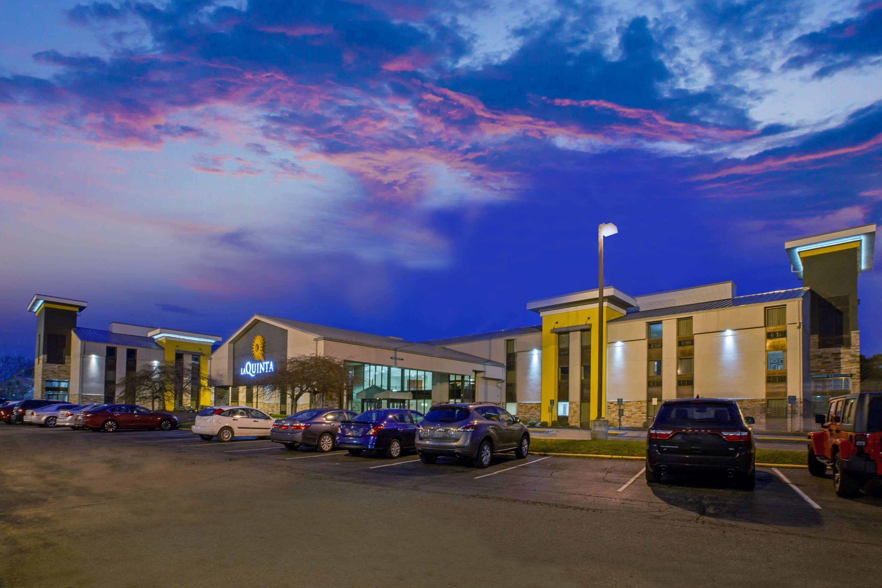 La Quinta Inn & Suites By Wyndham Detroit Metro Airport Romulus Exterior photo