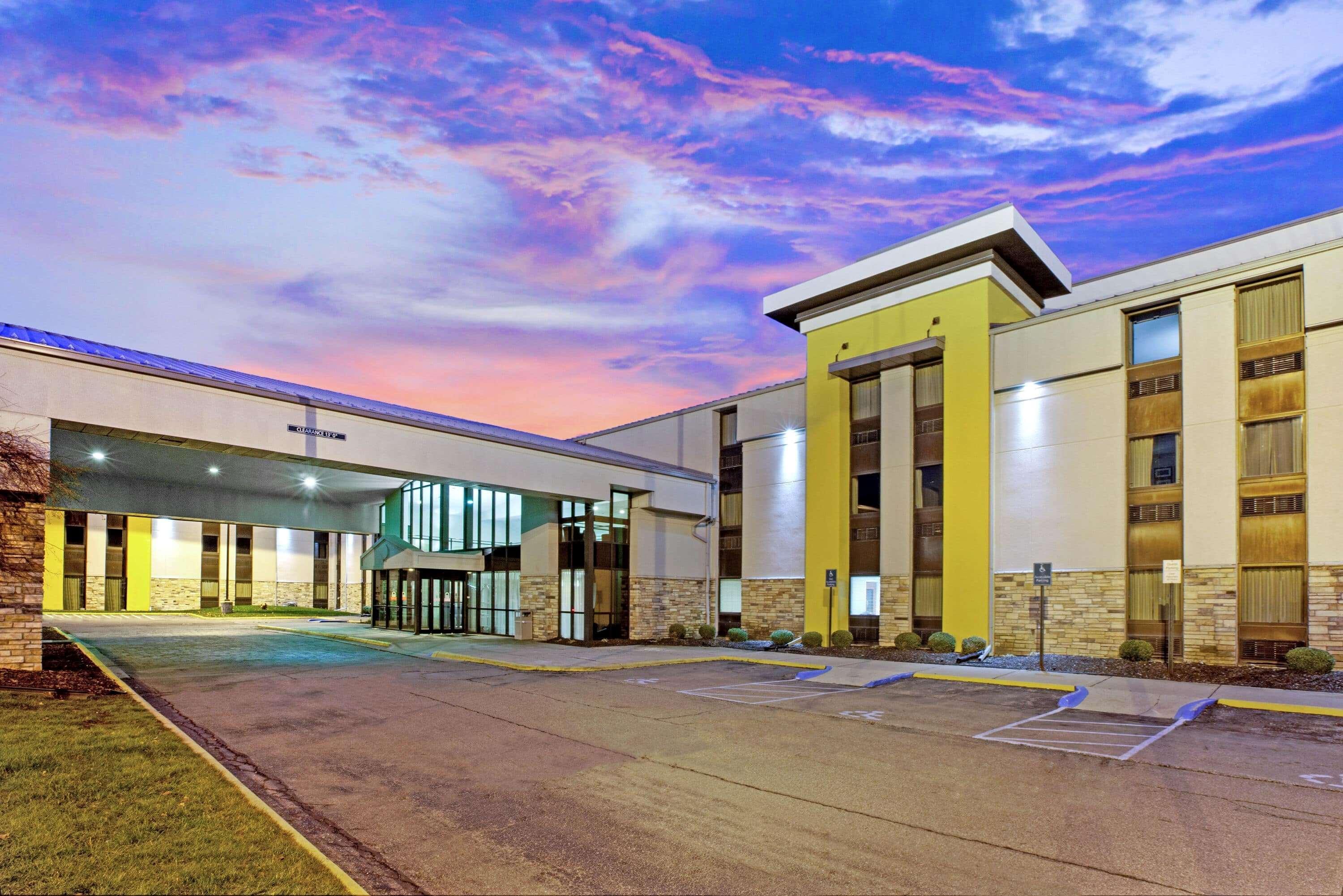 La Quinta Inn & Suites By Wyndham Detroit Metro Airport Romulus Exterior photo