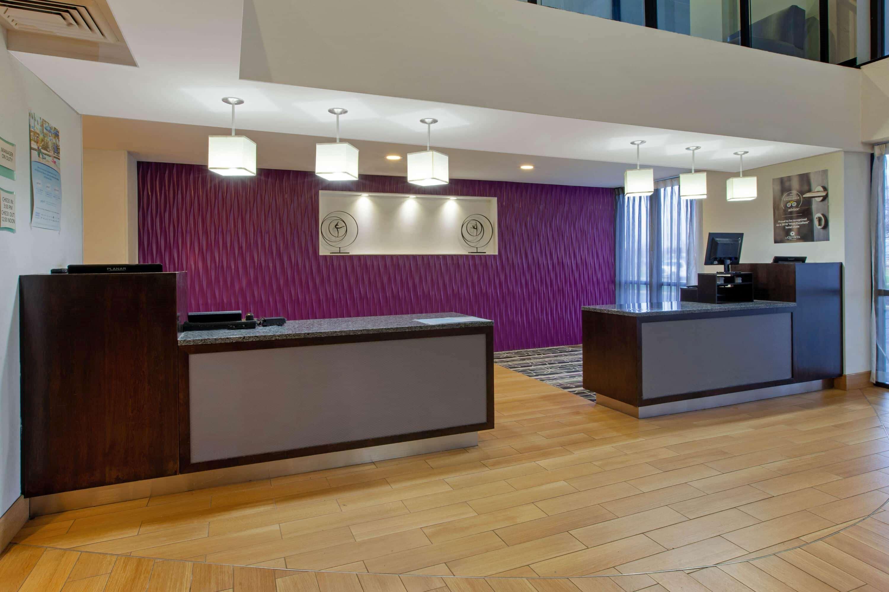 La Quinta Inn & Suites By Wyndham Detroit Metro Airport Romulus Exterior photo