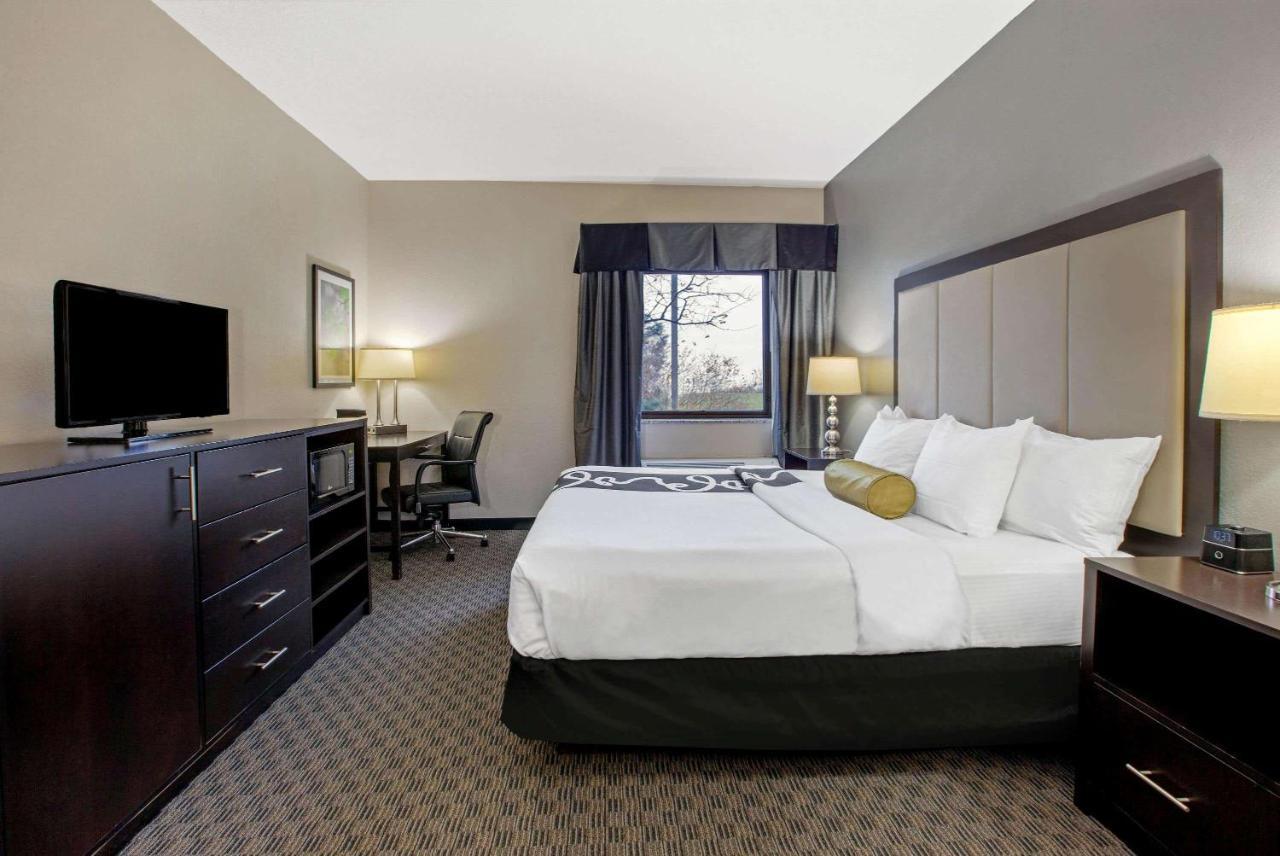 La Quinta Inn & Suites By Wyndham Detroit Metro Airport Romulus Exterior photo
