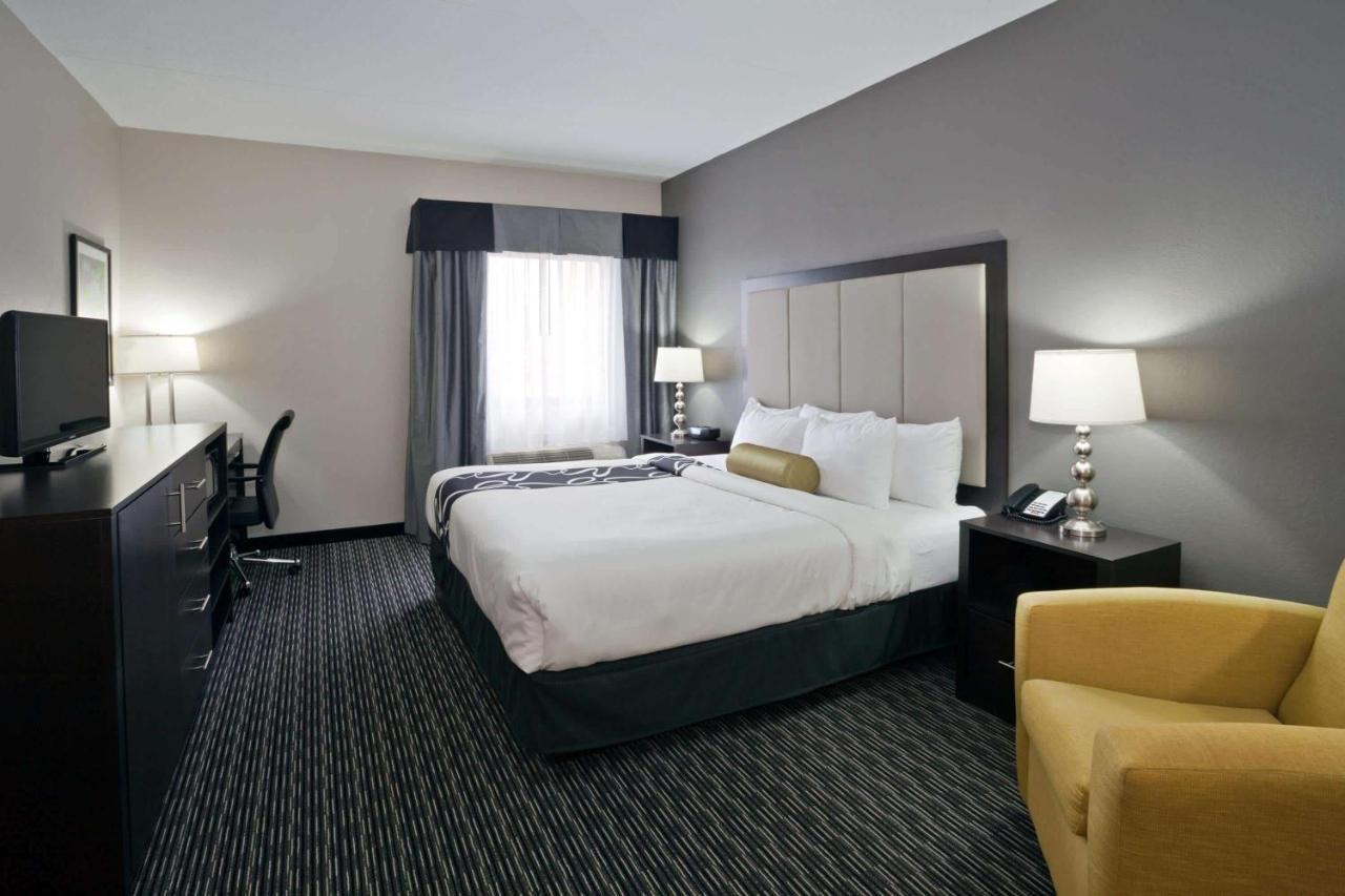 La Quinta Inn & Suites By Wyndham Detroit Metro Airport Romulus Exterior photo