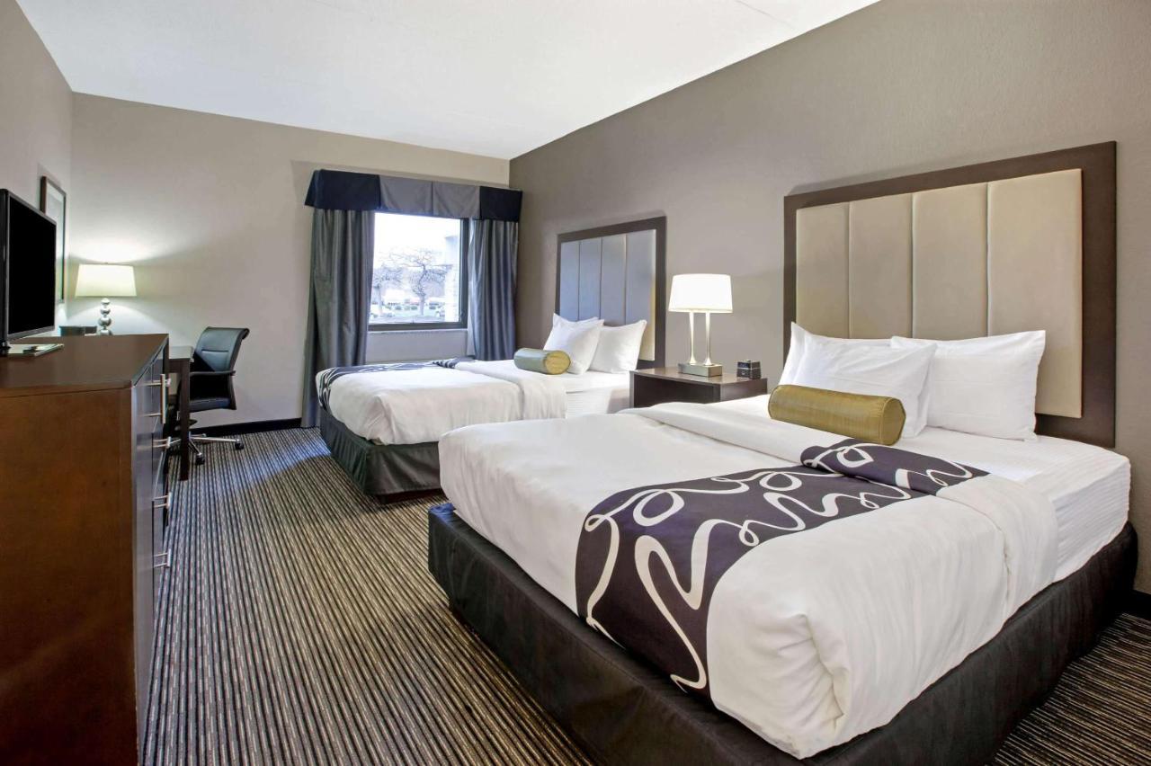La Quinta Inn & Suites By Wyndham Detroit Metro Airport Romulus Exterior photo
