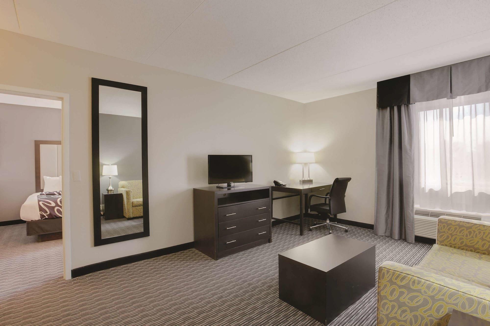 La Quinta Inn & Suites By Wyndham Detroit Metro Airport Romulus Exterior photo