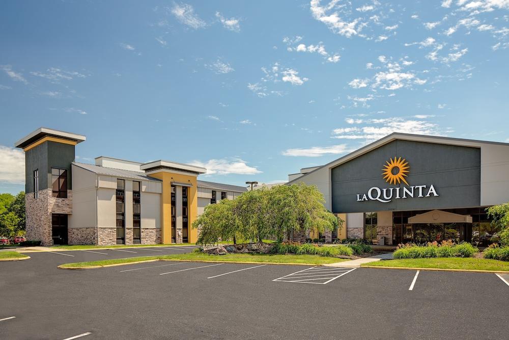 La Quinta Inn & Suites By Wyndham Detroit Metro Airport Romulus Exterior photo
