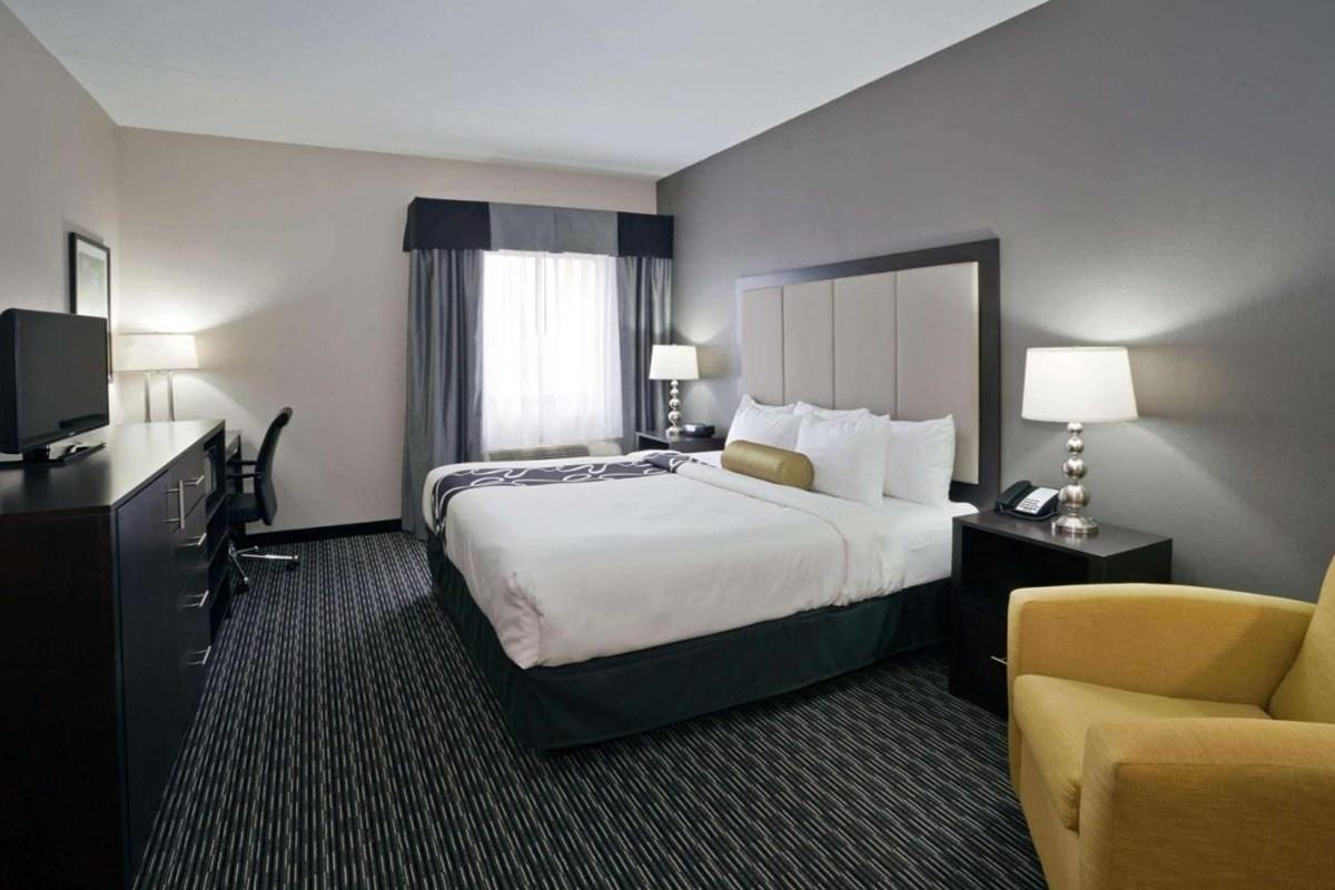 La Quinta Inn & Suites By Wyndham Detroit Metro Airport Romulus Exterior photo
