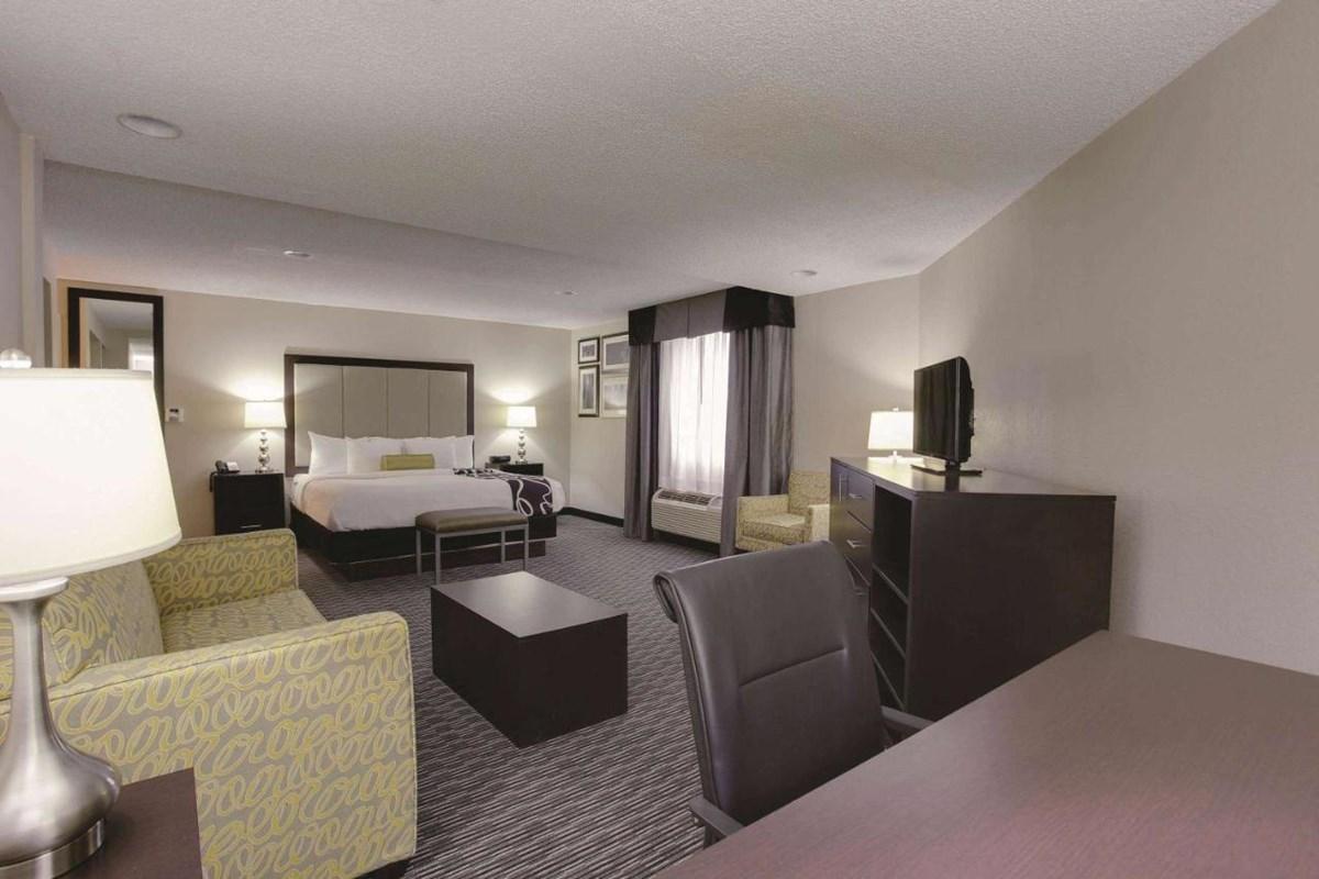 La Quinta Inn & Suites By Wyndham Detroit Metro Airport Romulus Exterior photo