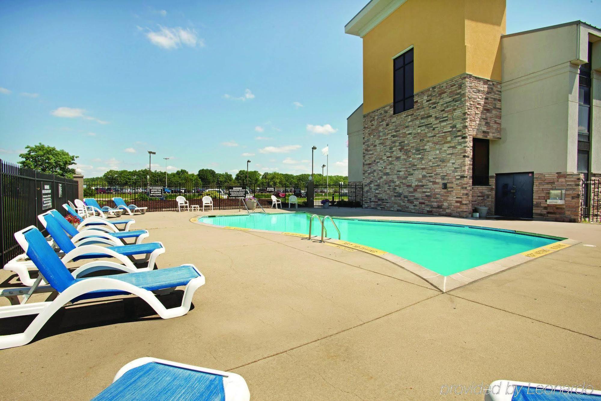 La Quinta Inn & Suites By Wyndham Detroit Metro Airport Romulus Exterior photo